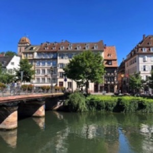 Strasbourg avec son ciel bleu et ses 1682917 degrés en été 🤩.#strasbourg #france #city